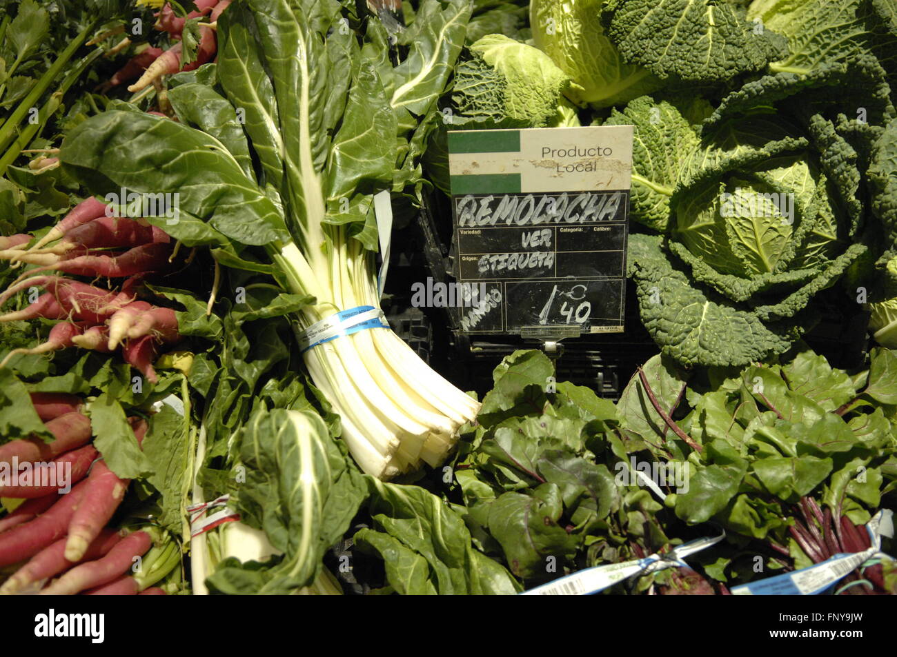 Varietà di ortaggi per la vendita in un supermercato Carrefour Malaga Spagna. Foto Stock