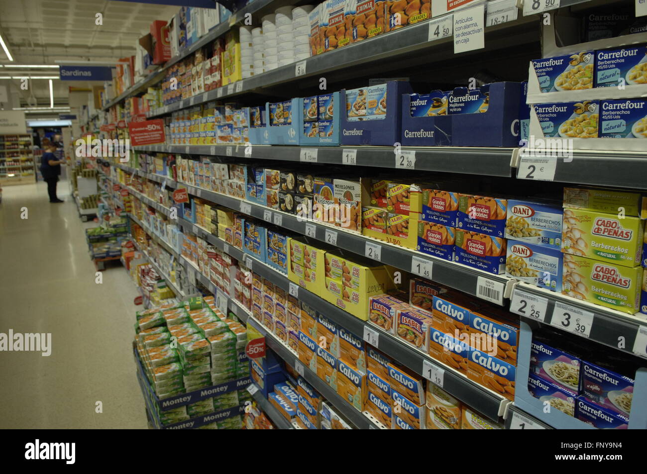 Supermercato Carrefour corsia alimentare visualizzazione prodotti a Malaga Spagna. Foto Stock