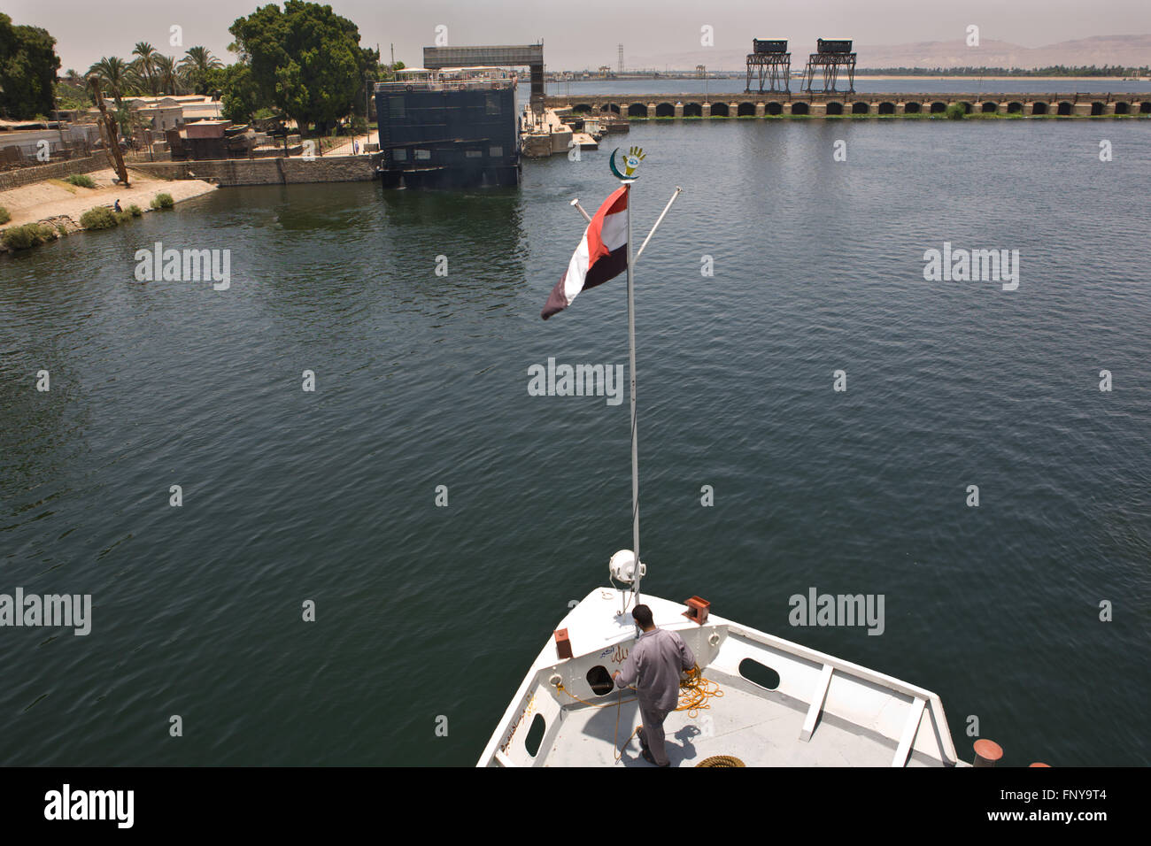 Fiume Nilo, Egitto - 18 Luglio: Unidentified membro di equipaggio lavorare sulla prua di una crociera sul Nilo in Egitto, Luglio 18th, 2010 Foto Stock