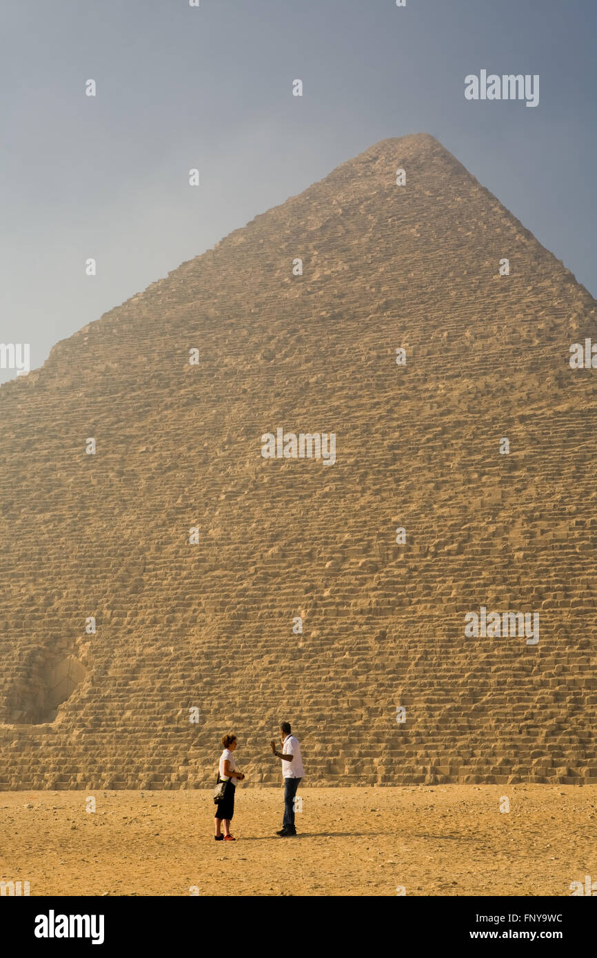 Il Cairo, Egitto - 20 luglio: la Necropoli di Giza con un turista e una guida dal sito archeologico , il 20 luglio 2010 Il Cairo, Egyp Foto Stock
