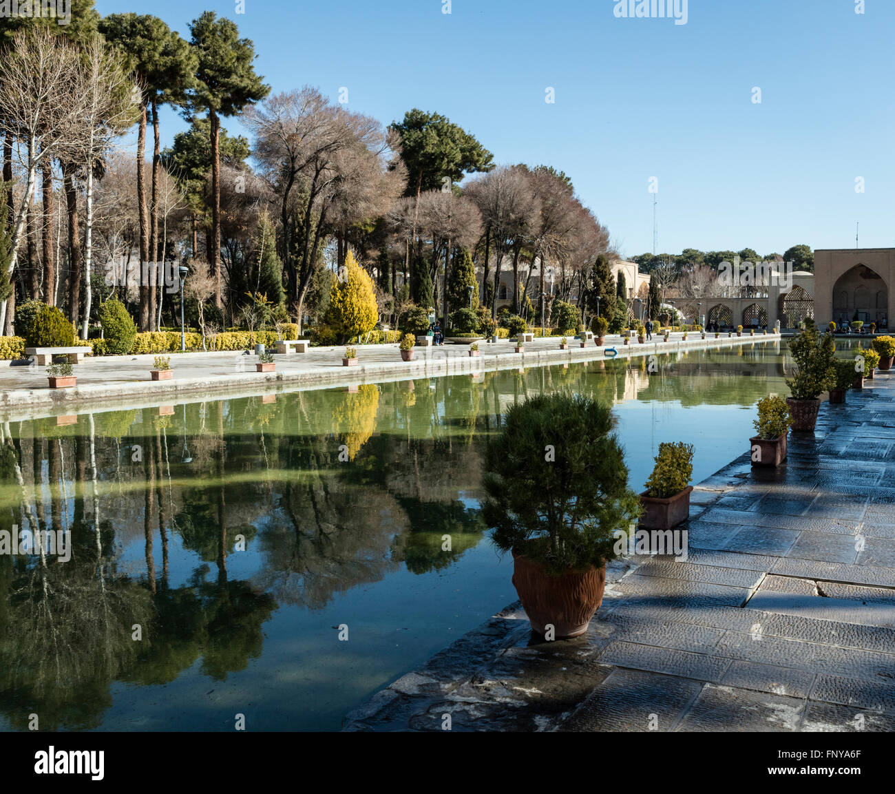 Stagno riflettente di Chehel Sotun (Chehelsotoon) (Chelsotun) Pavilion, Isfahan, Iran. Foto Stock