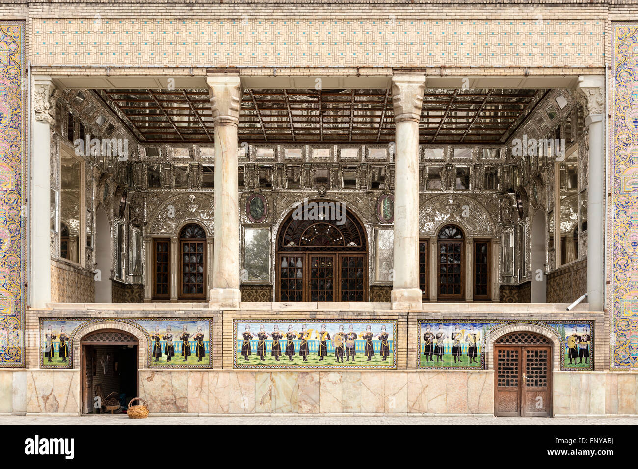 La facciata della Qajar Shams-ol Emareh (edificio del Sole) con mirroring e talare musicisti fregio, Golestan Palace, Teheran, Iran Foto Stock