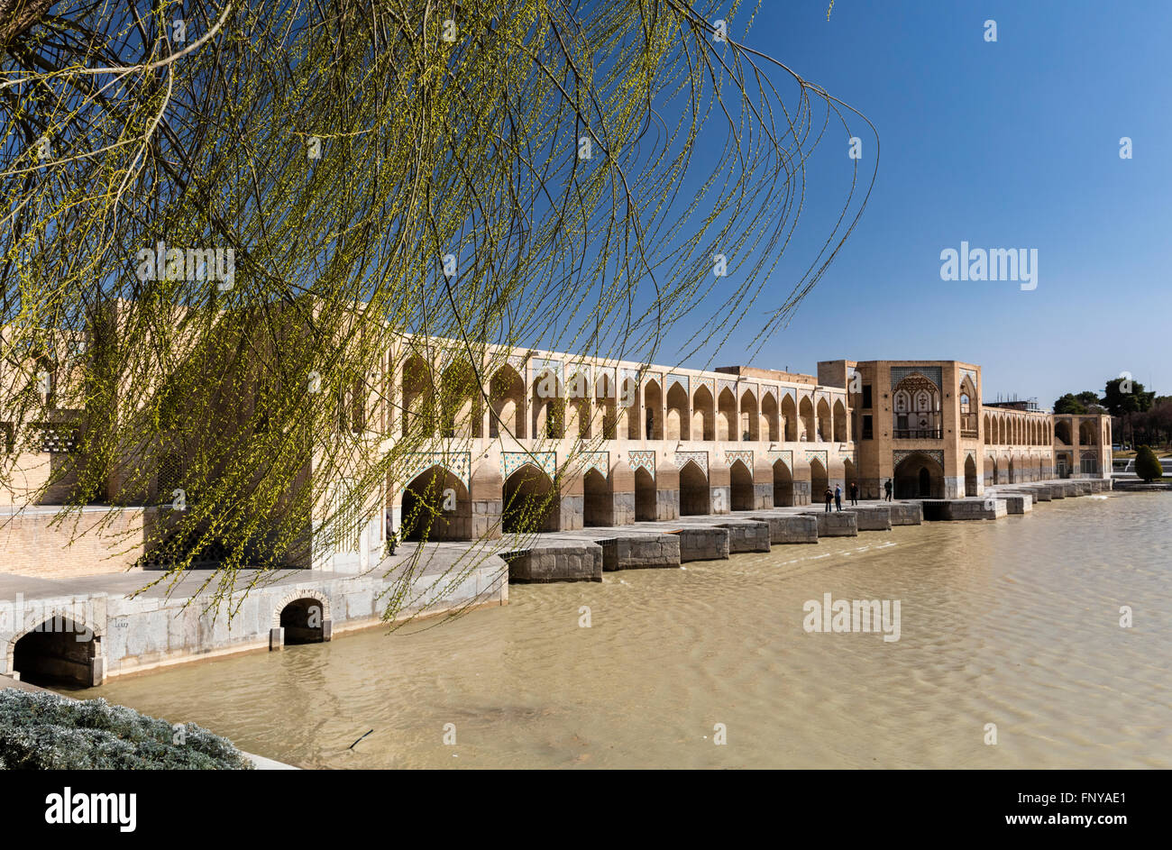 Germogliando willow framing primavera vista del Ponte Khaju, Fiume Zayandeh, Isfahan, Iran Foto Stock