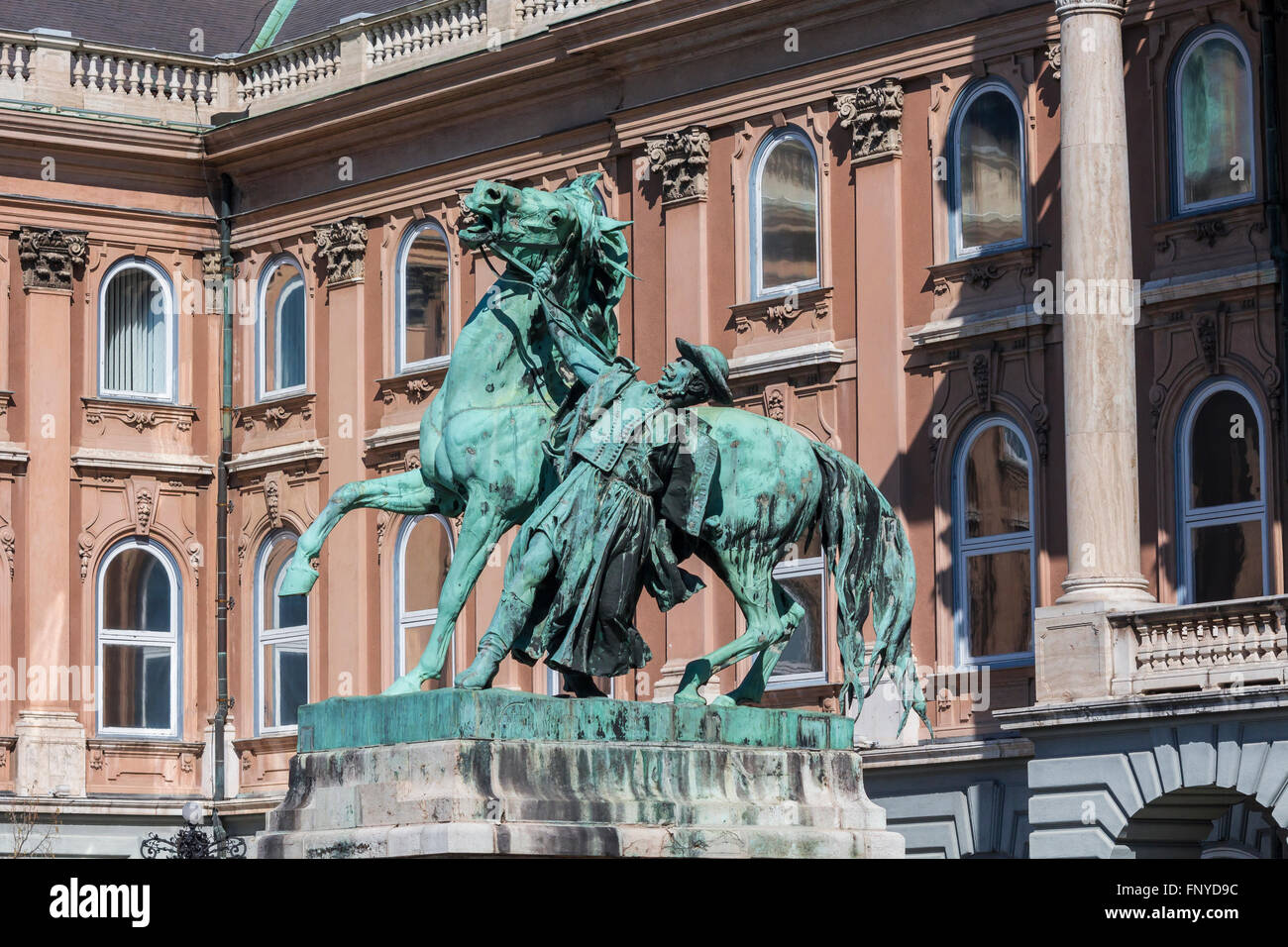 'L'Horseherd' (Csikos) da Vastagh György, una statua equestre entro il Palazzo Reale di Buda a Budapest, Ungheria Foto Stock