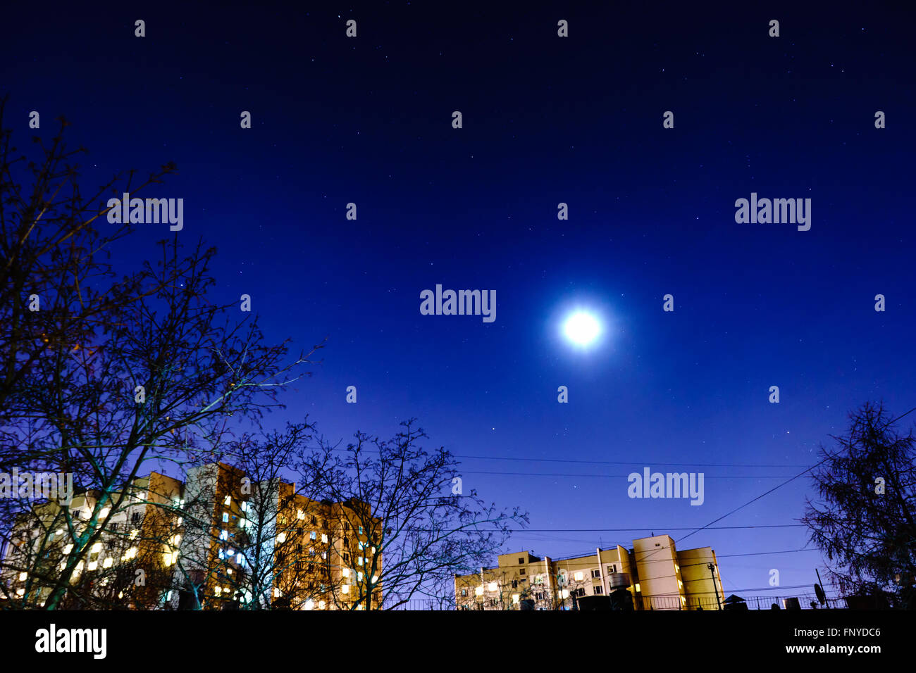 Il cielo stellato e la luna sugli edifici. Vista dalla mia finestra. Luna e polvere di stelle nel cielo. Foto Stock
