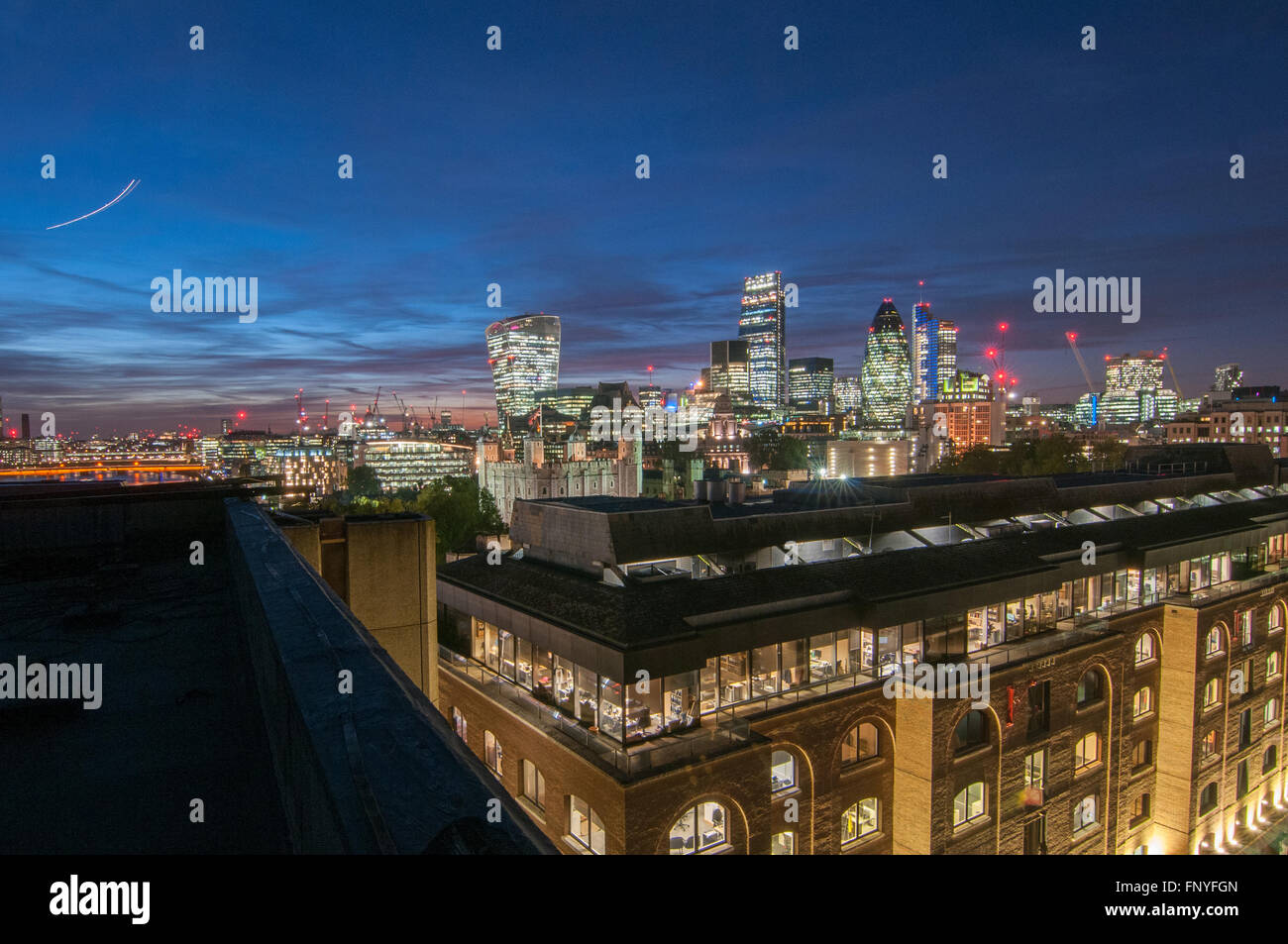 Città di Londra panoramica visuale del cielo i raschiatori di notte Gherkin, walkie talkie, Torre di Londra, Regno Unito. Foto Stock