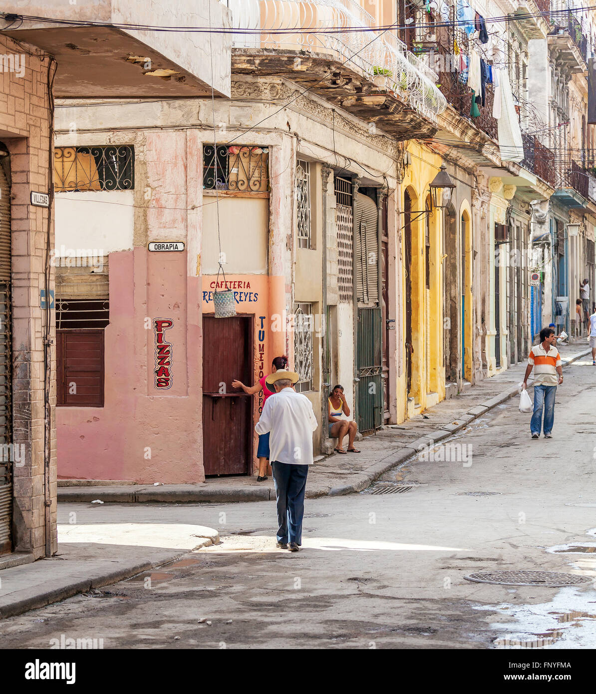 L'Avana, Cuba - Aprile 1, 2012: Villegas Street nella città vecchia con la folla di turisti solo uso editoriale. Foto Stock