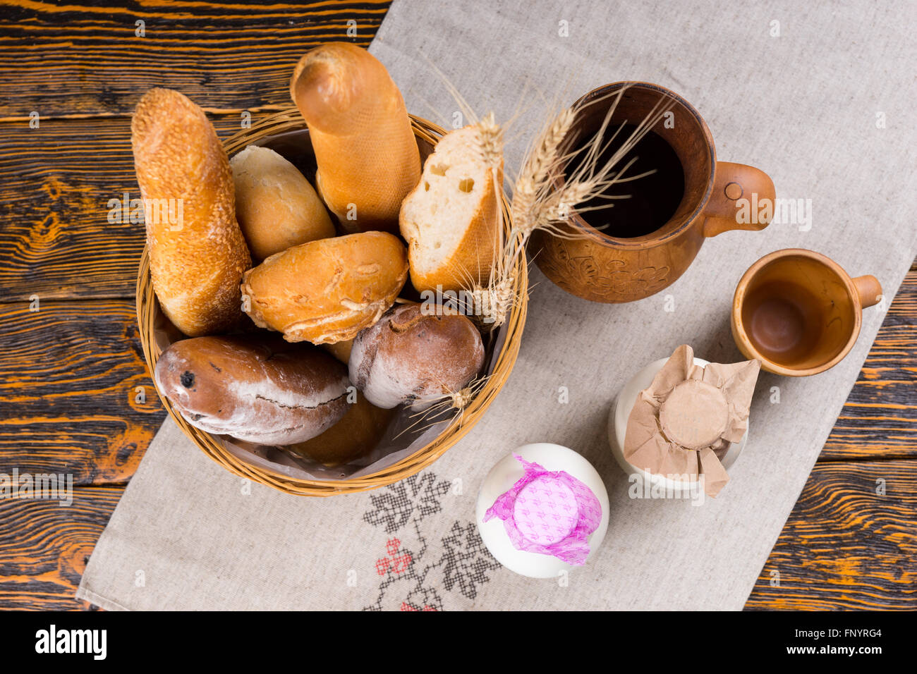 Sana colazione assortiti di appena sfornato gourmet croccante pane e latte servita in bottiglie, vista aerea Foto Stock
