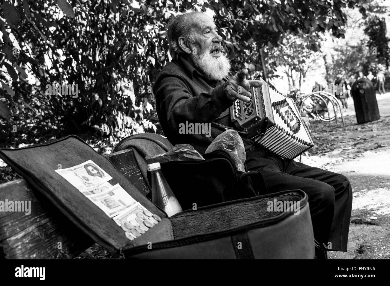 Il vecchio uomo di riproduzione di musica con i suoi strumenti sulla strada. Torino, Italia, 2015. Foto Stock