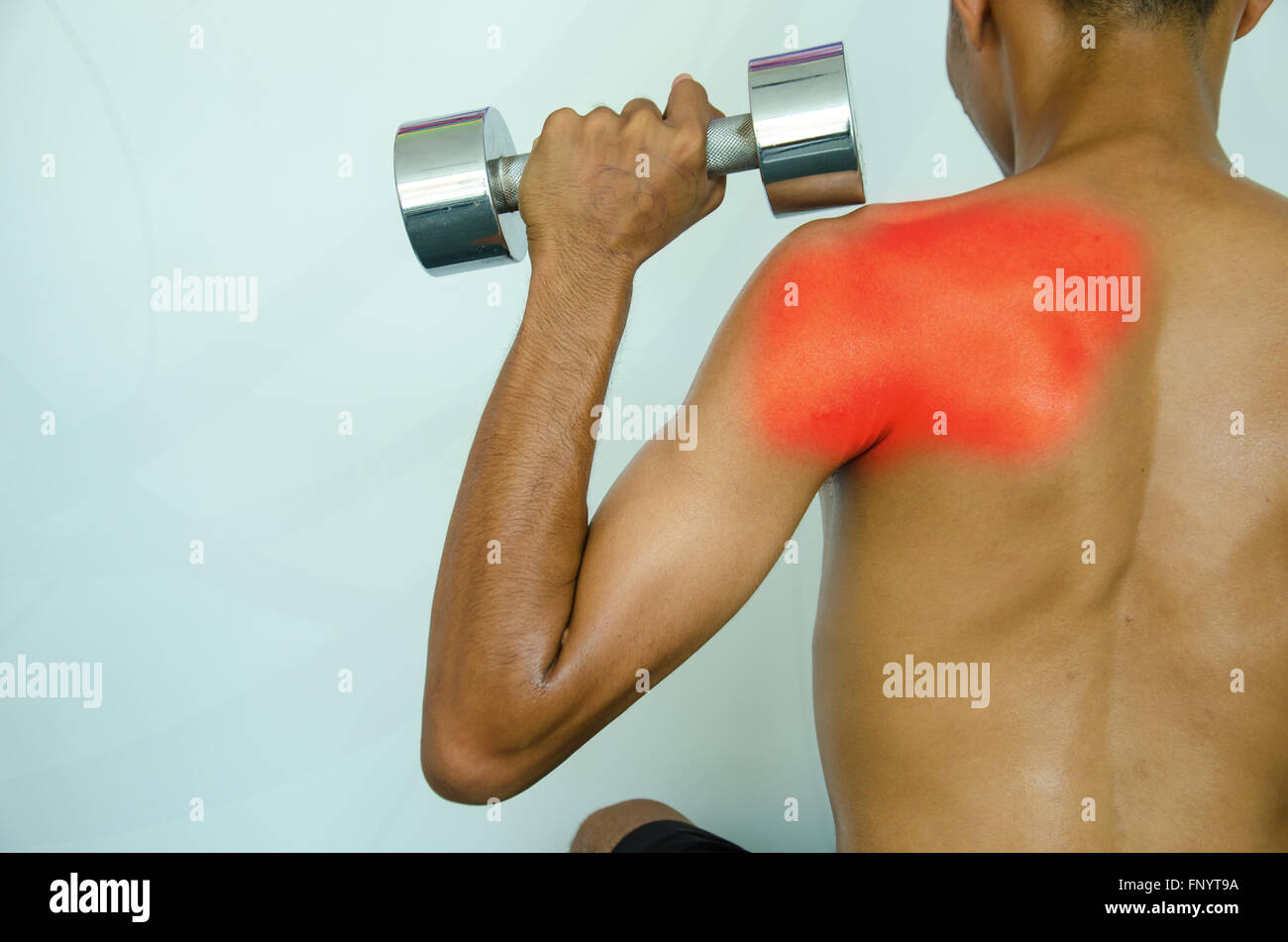 Parte superiore della schiena e lesione della spalla dall'esercizio Foto Stock