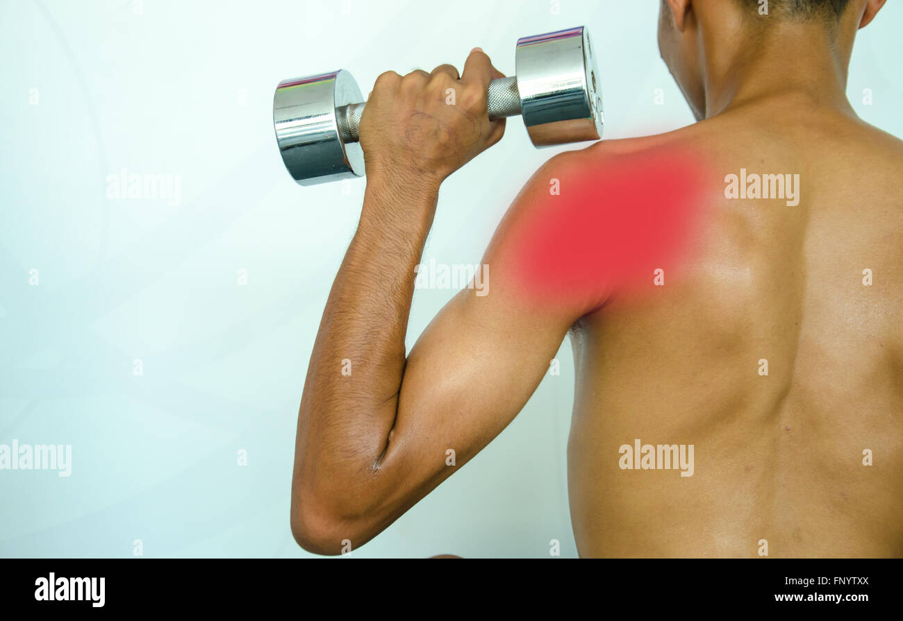 Montare l'uomo con dolore alla spalla e lesioni da fitness Foto Stock