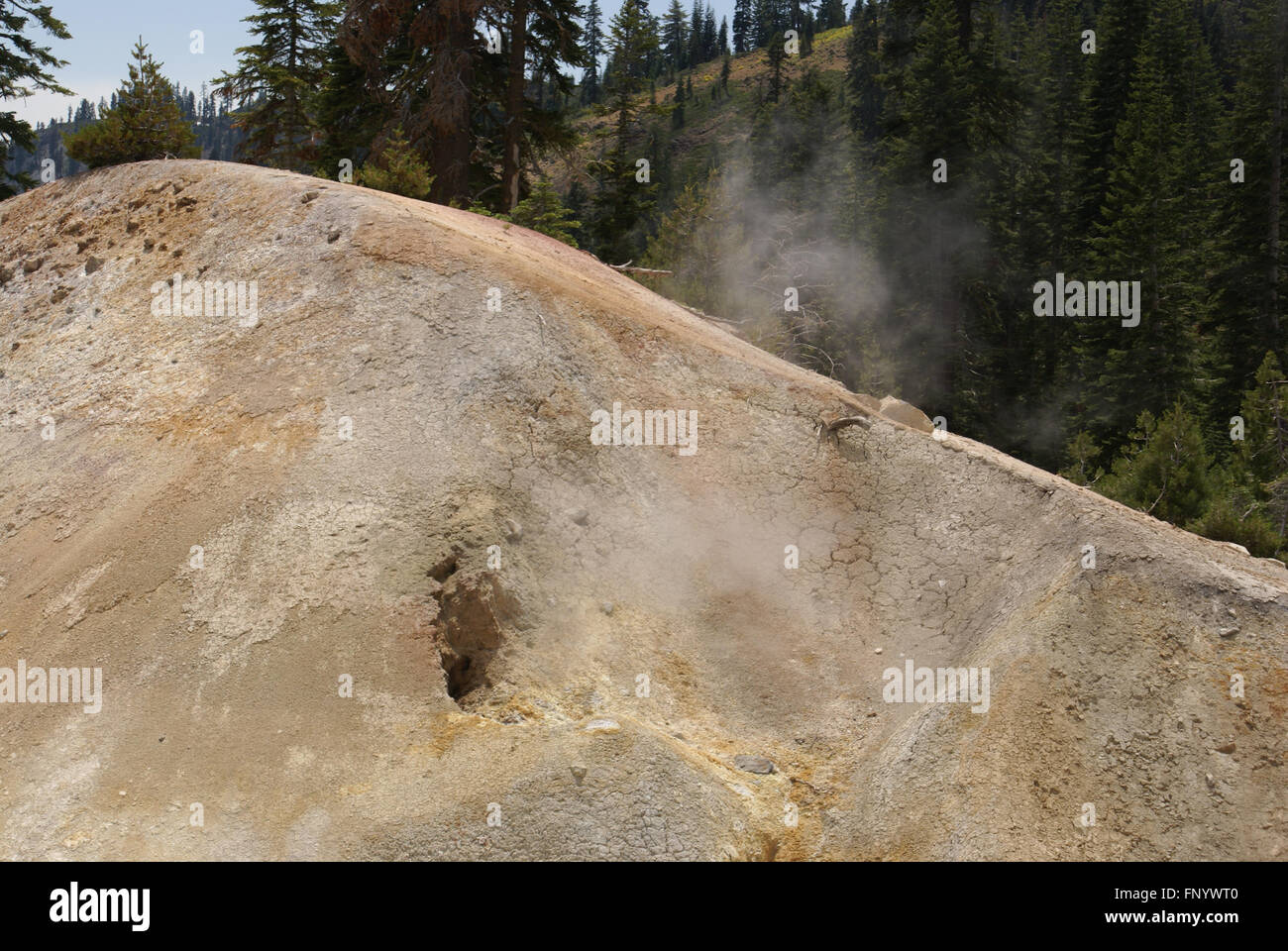 Opere di zolfo nel Parco Nazionale vulcanico di Lassen, California, Stati Uniti d'America , con fragore fumarole, fango bollente, piscine e vapore Foto Stock