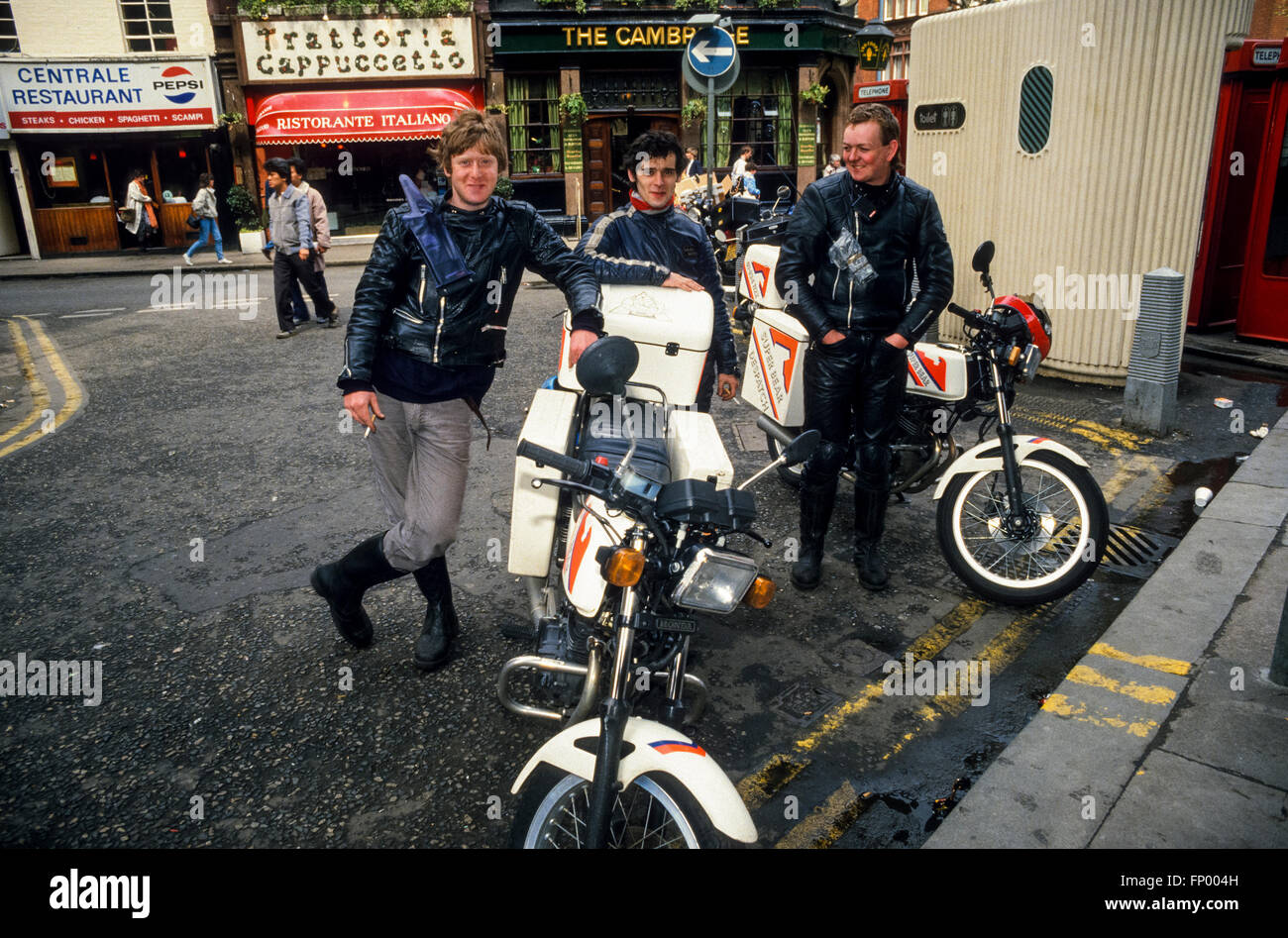 Motocicletta di corrieri nel centro di Londra in attesa sulla loro successiva chiamata nel 1986. Scansione da 35mm pellicola di scorrimento. Foto Stock