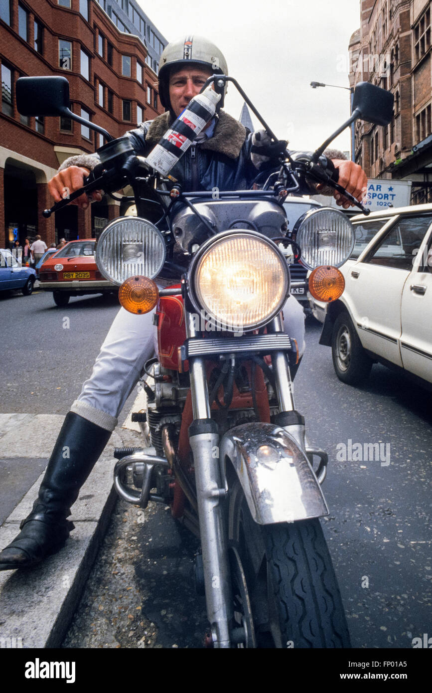 Motocicletta di corrieri nel centro di Londra nel 1986. Scansione da 35mm pellicola di scorrimento. Foto Stock