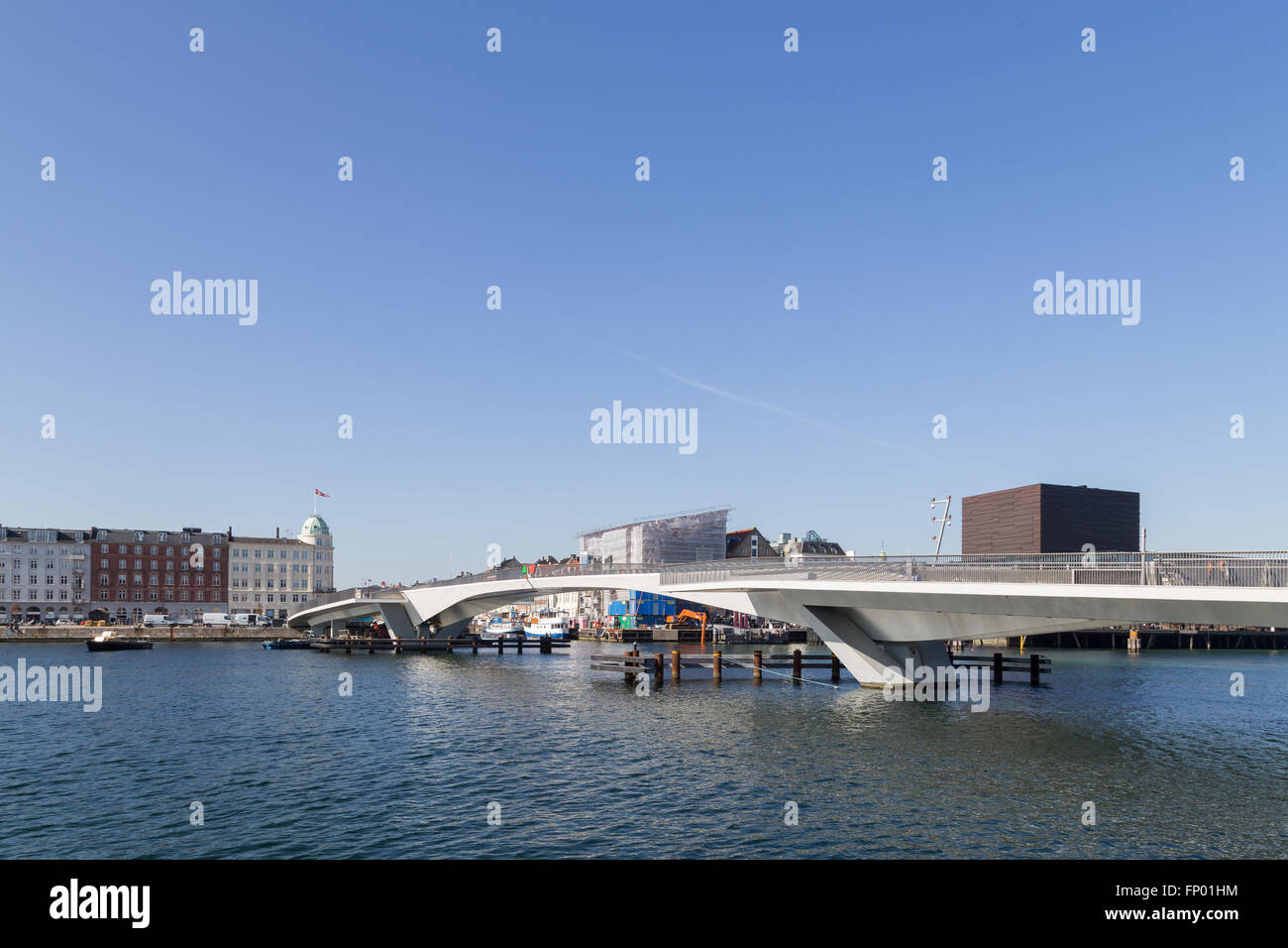 Copenhagen, Danimarca - 16 Marzo 2016: il Porto Interno di pedoni e ciclisti ponte di collegamento Nyhavn e Christianshavn. Foto Stock