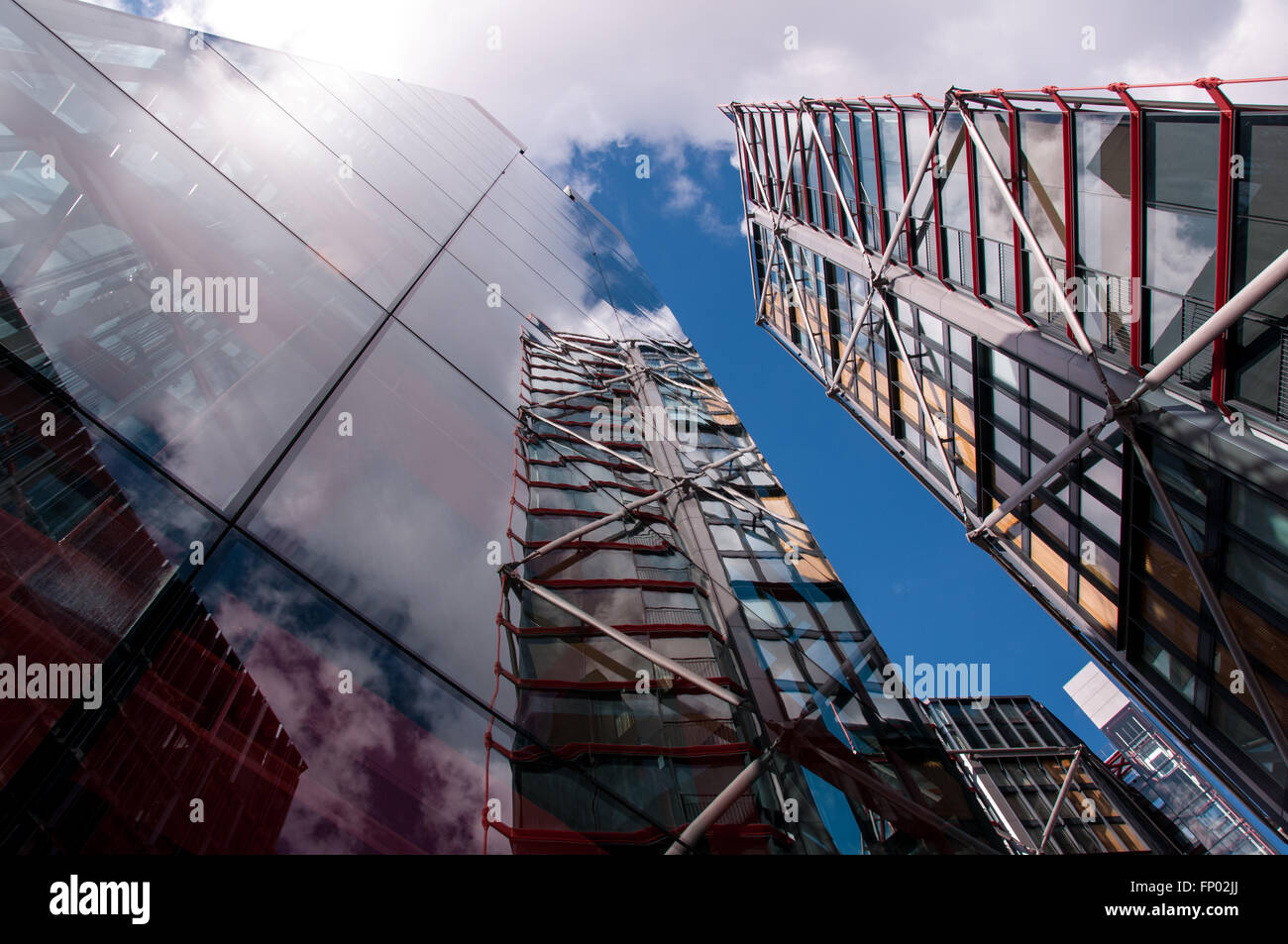 Moderno modello astratto del nuovo edificio in vetro facciata e riflessi blu cielo nuvole London REGNO UNITO Foto Stock