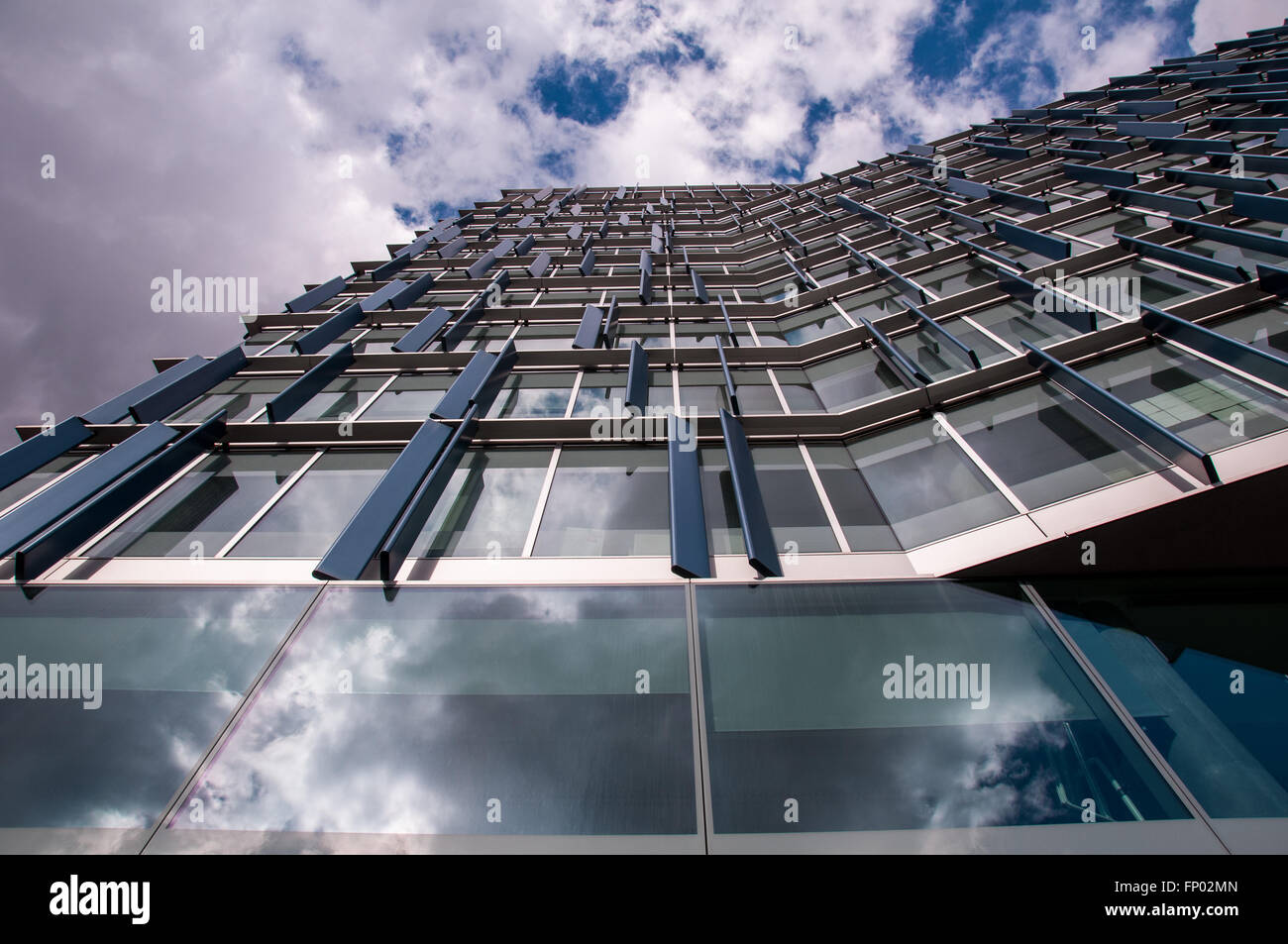 Moderno modello astratto del nuovo ufficio di vetro facciata di edificio blu cielo nuvole London REGNO UNITO Foto Stock