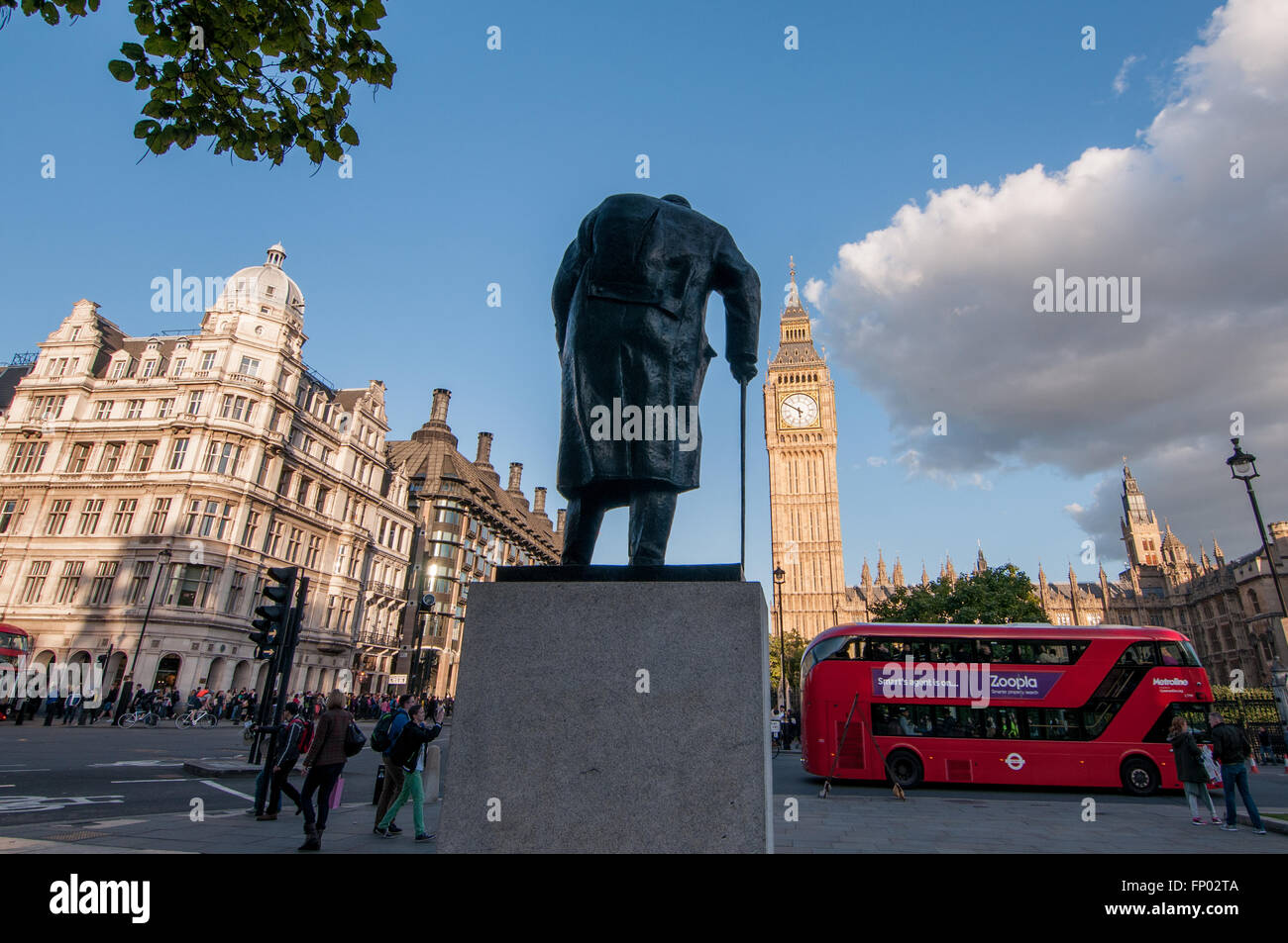 Statua di Winston Churchill in piazza del Parlamento rivolta verso il Big Ben e il Parlamento London REGNO UNITO Foto Stock