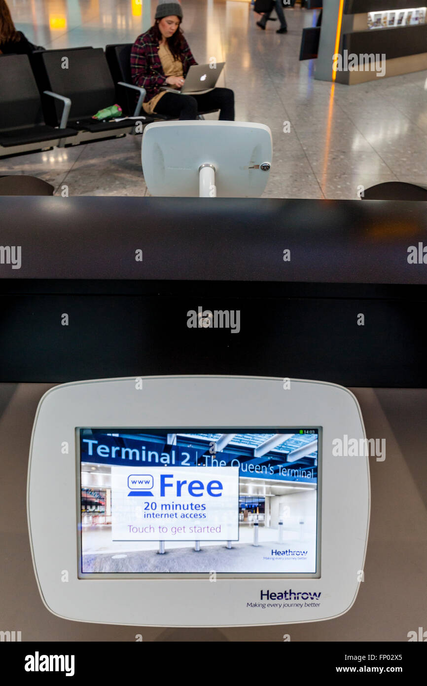 Internet Point, l'aeroporto di Heathrow (terminale 2) di Londra - Inghilterra Foto Stock