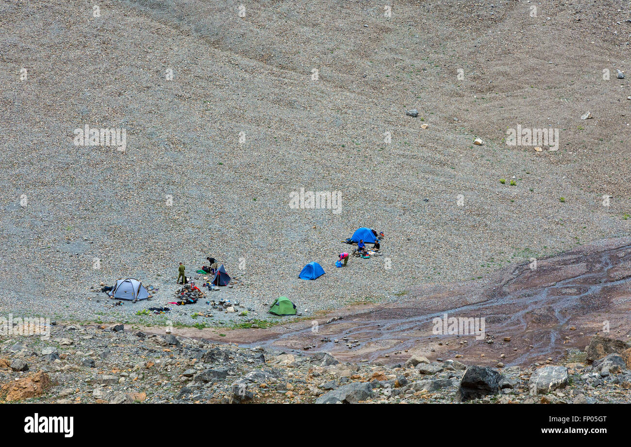 Camp sulla morena rocciosa Foto Stock
