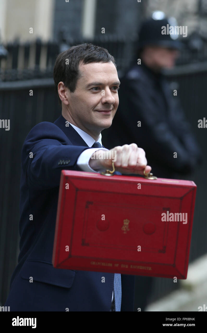 16/03/2015 la Gran Bretagna è il Cancelliere dello Scacchiere George Osborne pone sulle fasi di 11 Downing Street come si prepara alla consegna copie Foto Stock