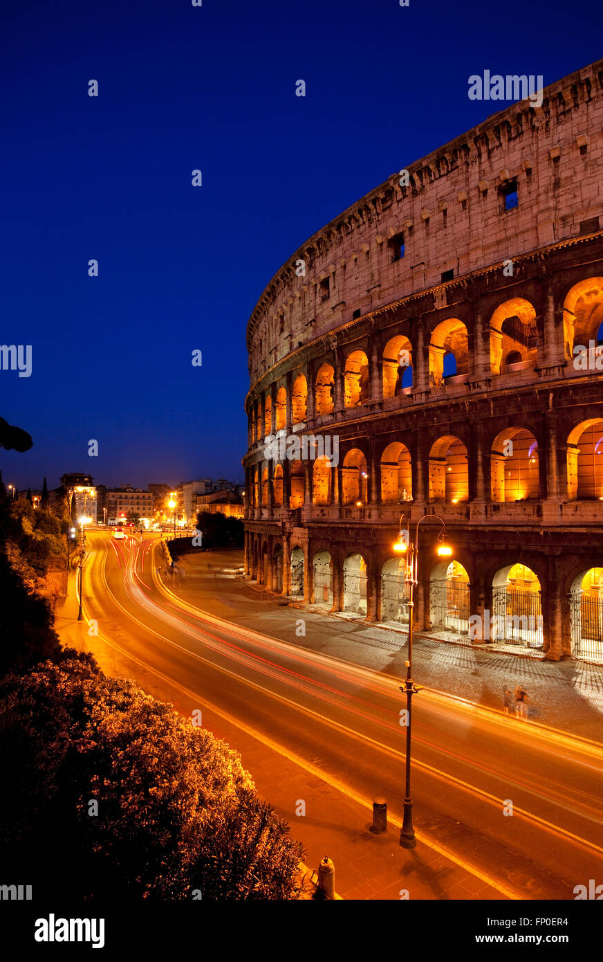 Luce di auto-sentieri di fronte al Colosseo di Roma al tramonto, Roma Lazio Italia Foto Stock