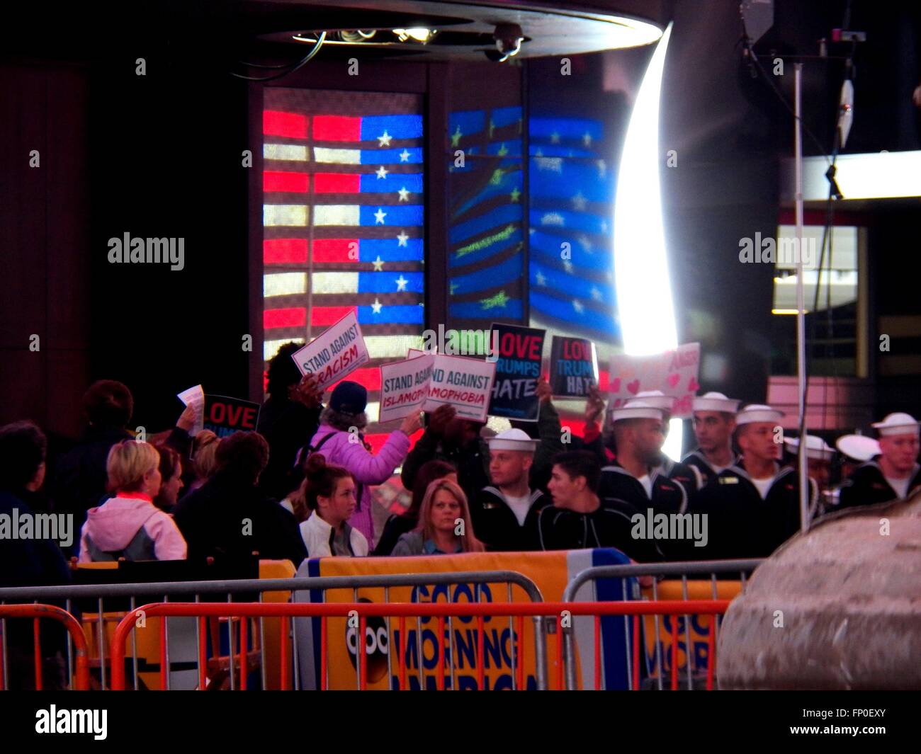 New York, Stati Uniti d'America. 16 Mar, 2016. Oggi al di fuori del Good Morning America Studios in Time Square, un contatore/anti-Trump protesta fu tenuto in risposta ai voti da martedì presidenziali primarie Credito: Mark Apollo/Alamy Live News Foto Stock