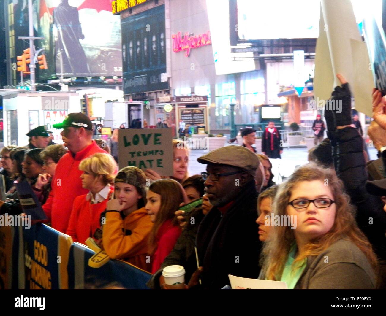 New York, Stati Uniti d'America. 16 Mar, 2016. Oggi al di fuori del Good Morning America Studios in Time Square, un contatore/anti-Trump protesta fu tenuto in risposta ai voti da martedì presidenziali primarie Credito: Mark Apollo/Alamy Live News Foto Stock