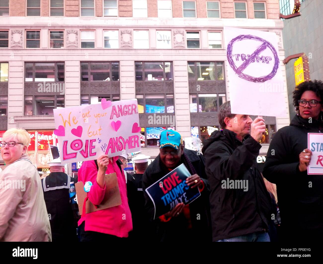 New York, Stati Uniti d'America. 16 Mar, 2016. Oggi al di fuori del Good Morning America Studios in Time Square, un contatore/anti-Trump protesta fu tenuto in risposta ai voti da martedì presidenziali primarie Credito: Mark Apollo/Alamy Live News Foto Stock