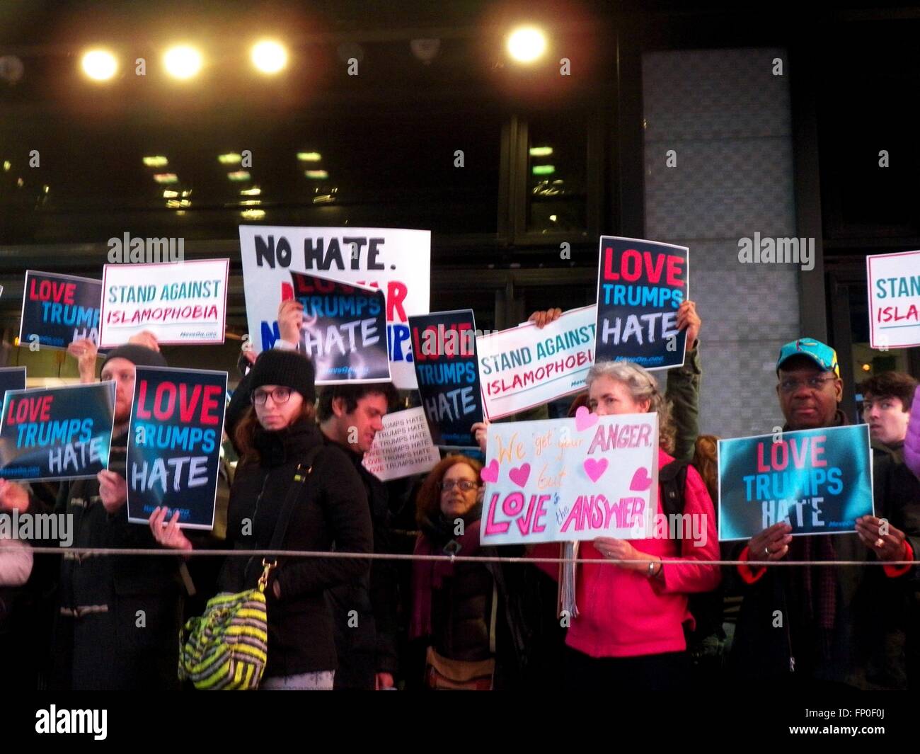 New York, Stati Uniti d'America. 16 Mar, 2016. Oggi al di fuori del Good Morning America Studios in Time Square, un contatore/anti-Trump protesta fu tenuto in risposta ai voti da martedì presidenziali primarie Credito: Mark Apollo/Alamy Live News Foto Stock