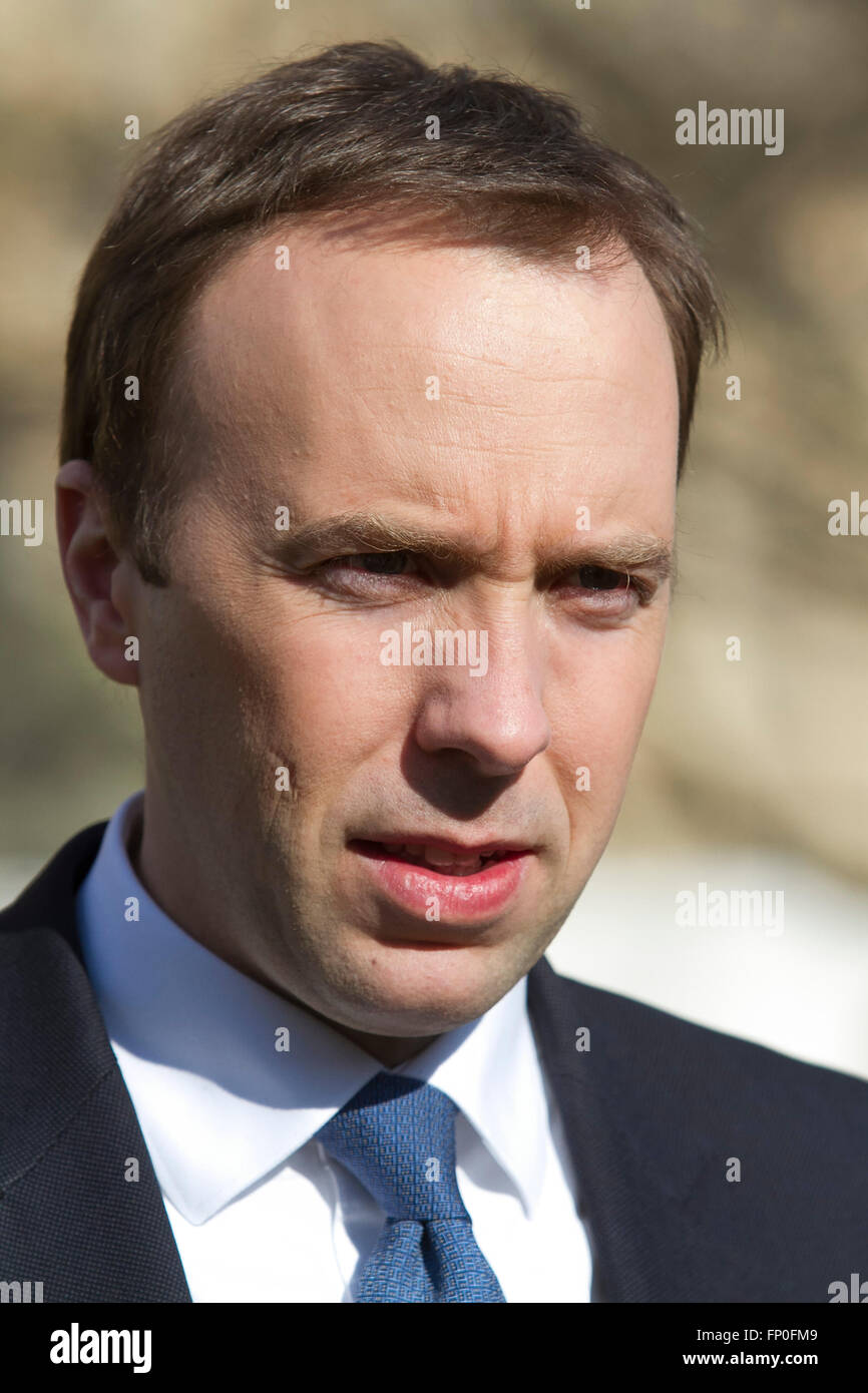 Westminster London, Regno Unito. 16 marzo 2016. Matthew Hancock, Ministro per il Cabinet Office dà il suo reazioni alla media dopo il cancelliere George Osborne consegnato il suo ottavo bilancio alla House of Commons che comprendeva una sorpresa di zucchero il credito fiscale: amer ghazzal/Alamy Live News Foto Stock