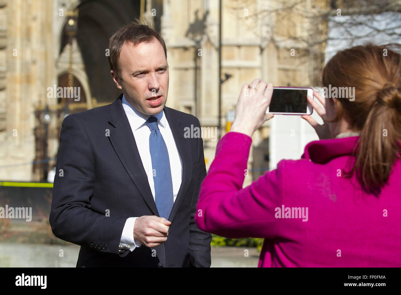 Westminster London, Regno Unito. 16 marzo 2016. Matthew Hancock, il Ministro per l'Armadio Officer dare loro reazioni ai media dopo il cancelliere George Osborne consegnato il suo ottavo bilancio alla House of Commons che comprendeva una sorpresa di zucchero il credito fiscale: amer ghazzal/Alamy Live News Foto Stock