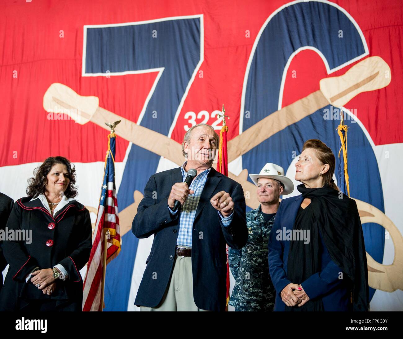 Michael Reagan, figlio del Presidente Ronald Reagan, indirizzi marinai durante una visita alla portaerei USS Ronald Reagan Marzo 15, 2016 a Yokosuka, Giappone. Reagan si è aggiudicato Reagan Legacy borse di studio della Fondazione a 25 marinai e le loro famiglie. Foto Stock