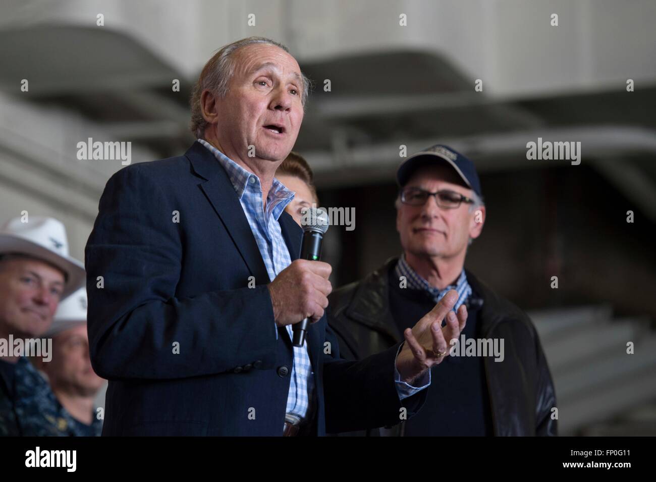 Michael Reagan, figlio del Presidente Ronald Reagan, indirizzi marinai durante una visita alla portaerei USS Ronald Reagan Marzo 15, 2016 a Yokosuka, Giappone. Reagan si è aggiudicato Reagan Legacy borse di studio della Fondazione a 25 marinai e le loro famiglie. Foto Stock
