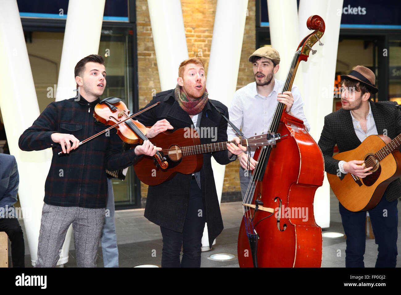 Londra, Regno Unito. 16 marzo, 2016. CC contrabbandieri esegue al momento del lancio. Mattina pendolari sono trattati con una varietà unica mostra da musicisti e artisti di strada durante le ore di punta alla stazione di King Cross a il primo al mondo mai International musicista di strada giorno viene annunciato dal sindaco di Londra. Credito: Dinendra Haria/Alamy Live News Foto Stock