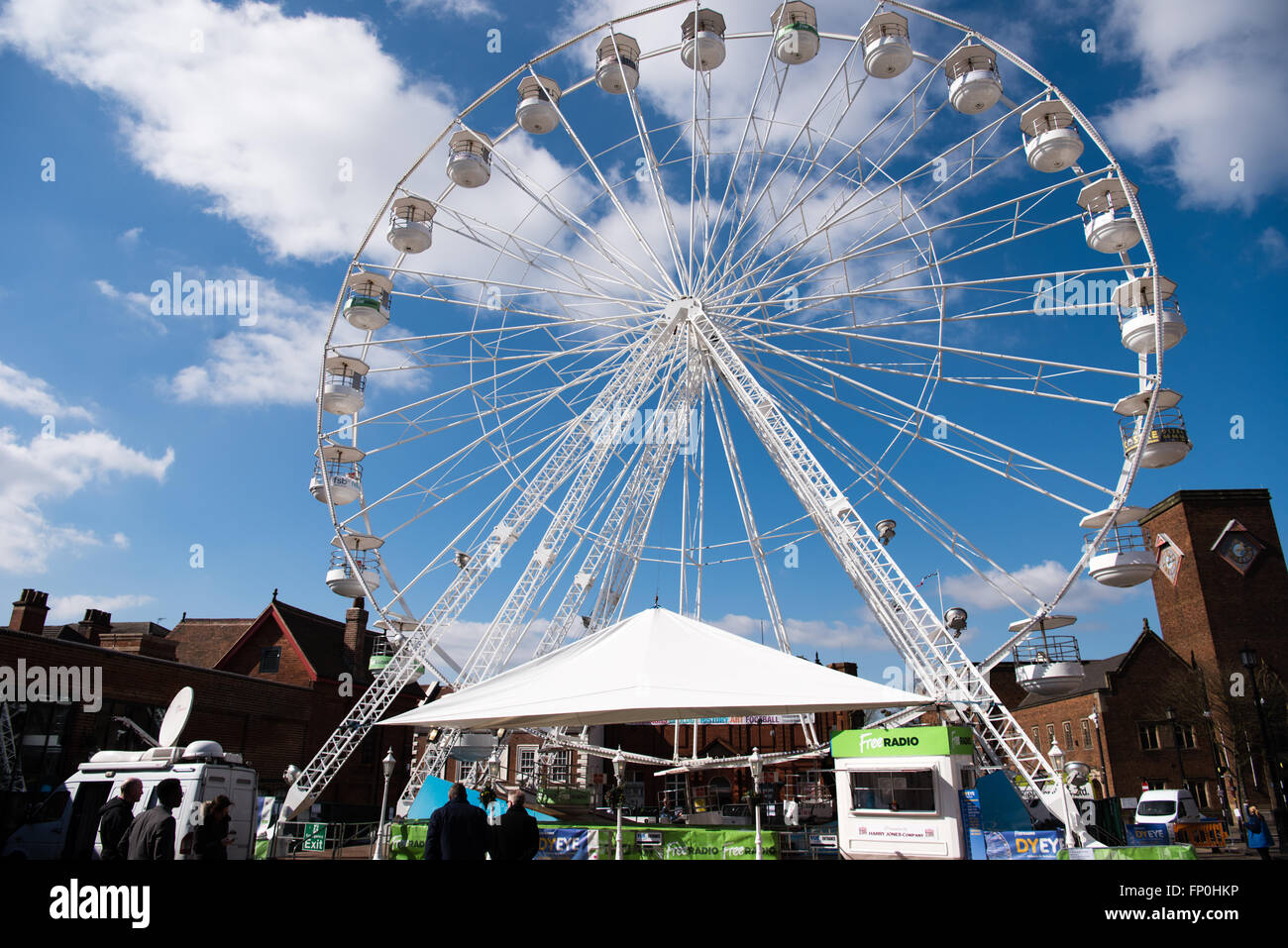 Vista di una grande ruota panoramica Ferris in Dudley storico centro città in una giornata di sole. È stato un consiglio bid per incoraggiare i visitatori a nero in paese Foto Stock