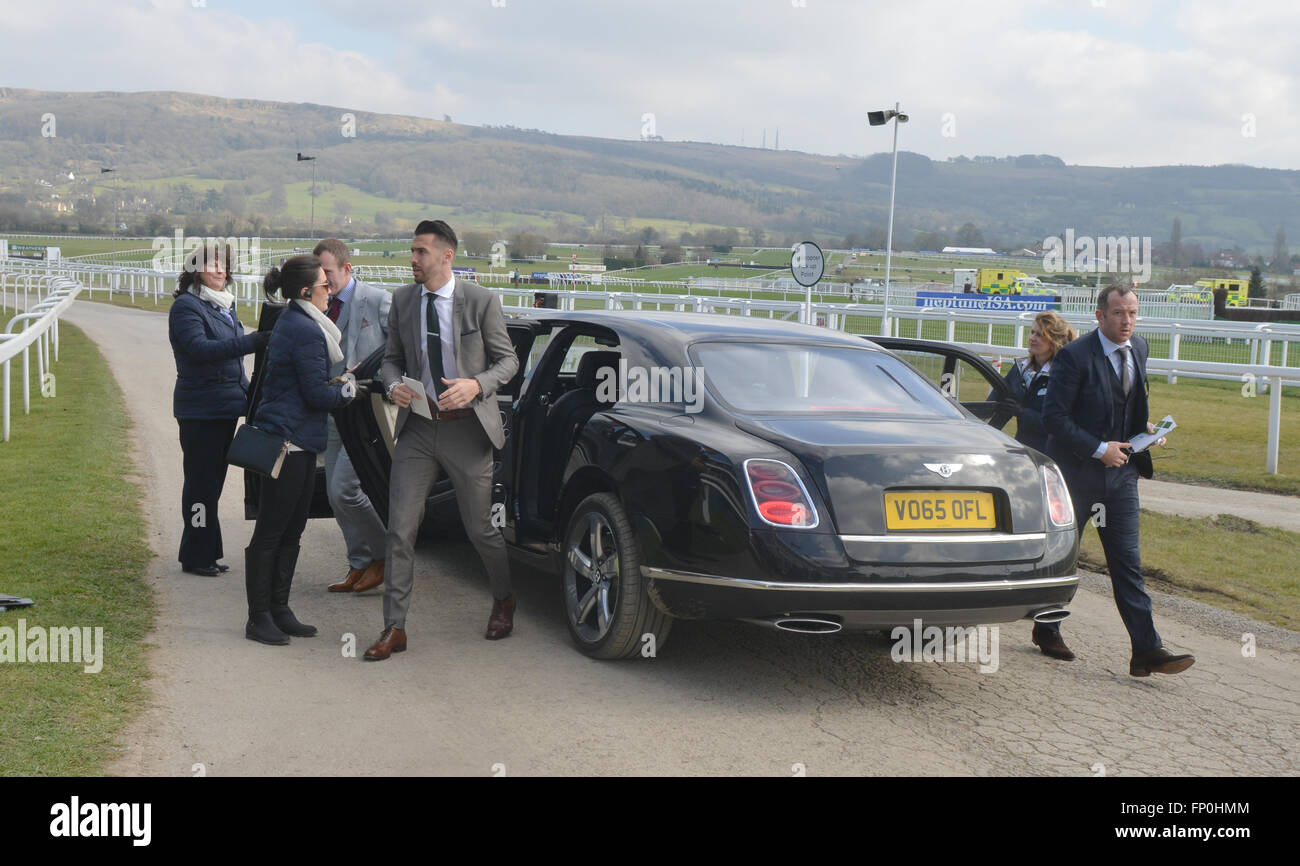 Cheltenham, Gloucestershire, UK. 16 marzo, 2016. I membri di Stoke City FC arrivare al Festival, Signore giorno, Cheltenham Racecourse, Cheltenham, Gloucestershire.UK Credit: Jules annan/Alamy Live News Foto Stock