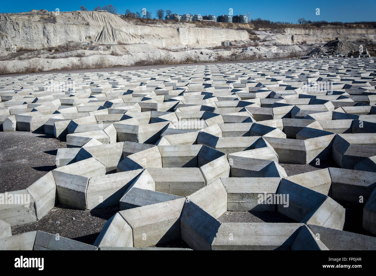 Malmö, Svezia. 16 marzo, 2016. Blocchi di tondi per cemento da opere d'arte 'geometria imperfetta per una cava di calcestruzzo' da Mike Nelson a Limhamns kalkbrott. Credito: Tommy Lindholm/Alamy Live News Foto Stock