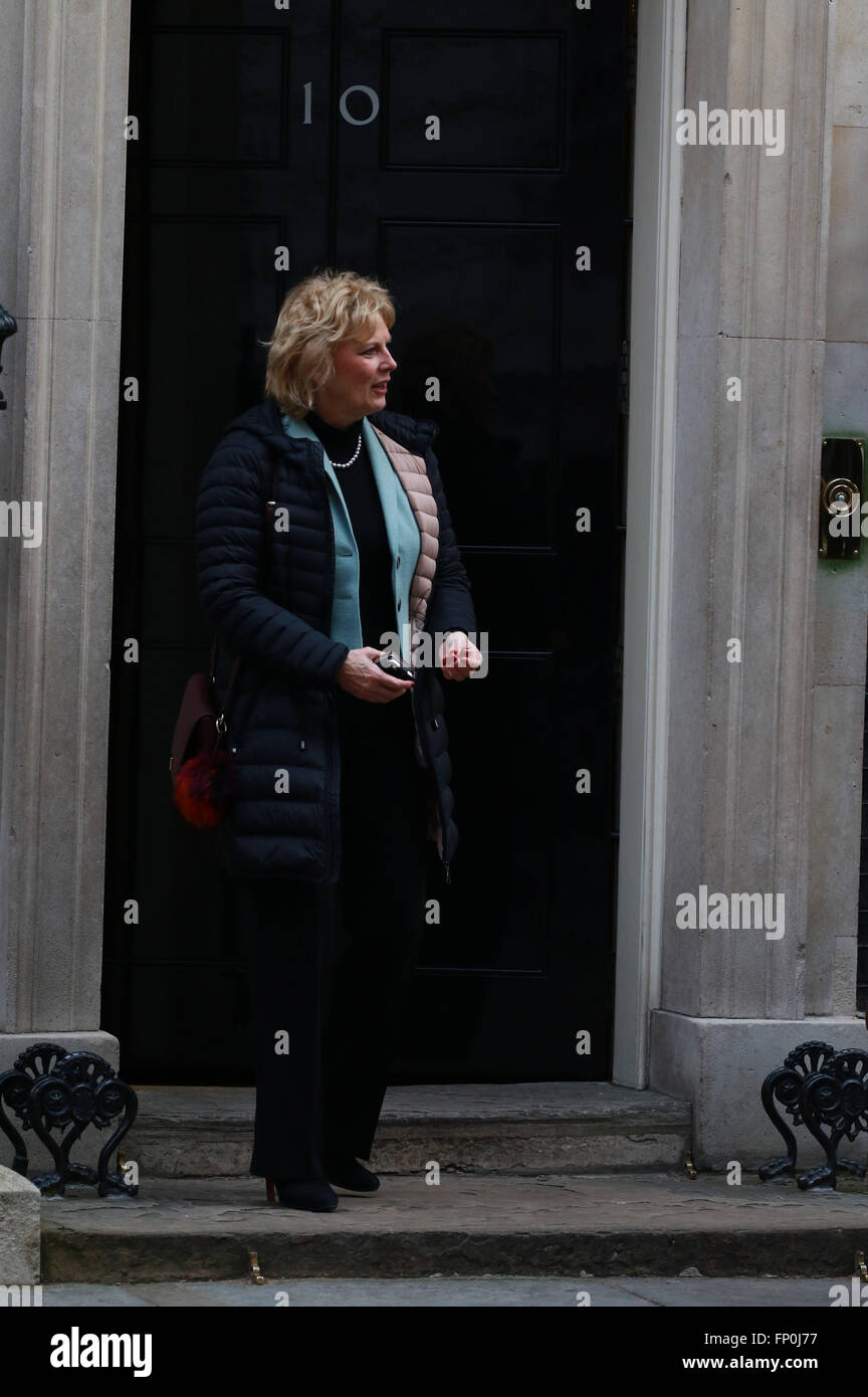 Londra, Regno Unito. 16 marzo, 2016. Anna Soubry (Ministro per le piccole imprese) lascia la riunione del gabinetto al numero 10 di Downing Street prima il cancelliere o lo scacchiere George Osborne offre il suo discorso budget in House of Commons all ora di pranzo. Credito: Paolo Marriott/Alamy Live News Foto Stock