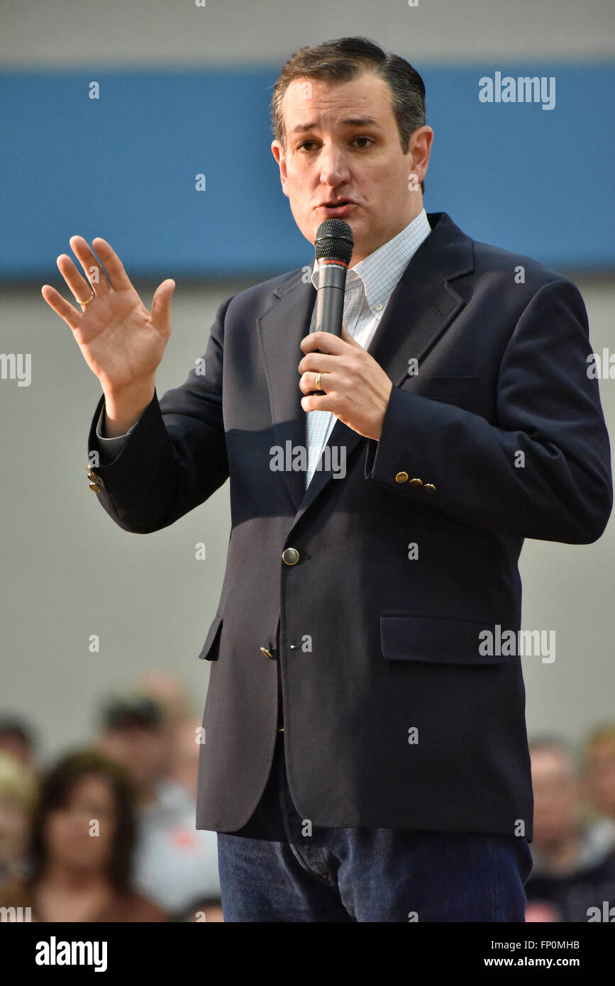 Saint Louis, MO, Stati Uniti d'America - 12 Marzo 2016: Candidato presidenziale repubblicano Ted Cruz ha parlato a piedi-stanza-folla solo in Parkway West High School palestra. Foto Stock