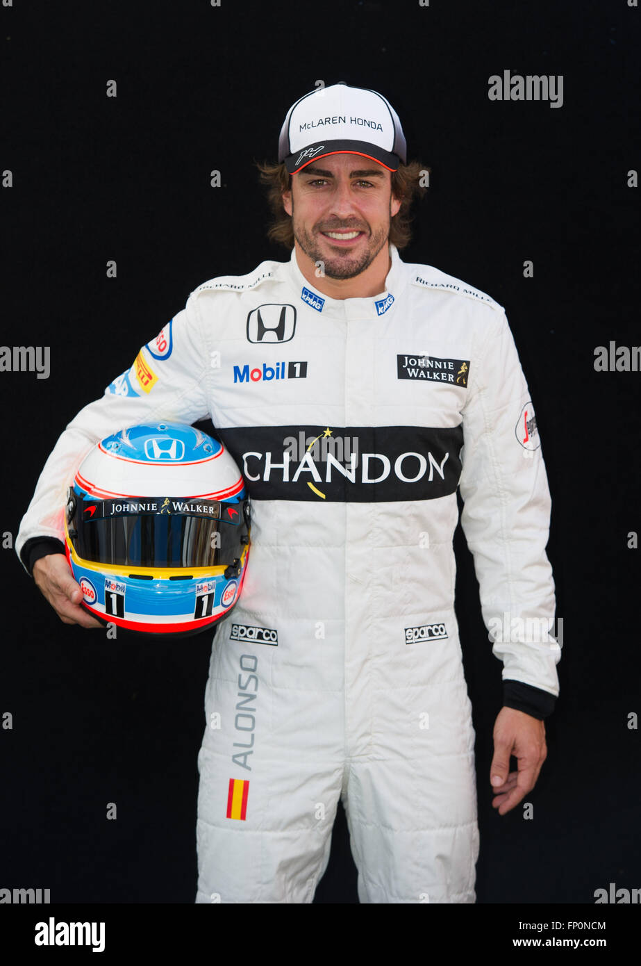 Melbourne, Australia. Xvii Mar, 2016. McLaren-Honda pilota di Formula Uno Fernando Alonso di Spagna comporta per i driver portrait session davanti a Australian Formula One Grand Prix all'Albert Park di Melbourne, Australia, 17 marzo 2016. © Bai Xue/Xinhua/Alamy Live News Foto Stock