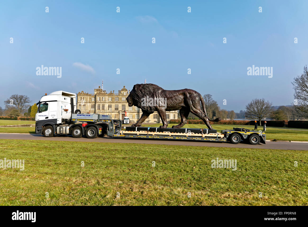 Longleat House, Wiltshire, Regno Unito. Il 17 marzo 2016. Una magnifica scultura di un leone africano scultore basato su Bruce poco che è stato commissionato da Ceawlin Thynn, Visconte Weymouth di Longleat, è stata svelata oggi di fronte a Longleat House nel Wiltshire come parte del cinquantesimo anniversario a Longleat. Il lungo 8m da 4,3 m di altezza la statua è stata scolpita in bronzo in Africa. Credito: Andrew Harker/Alamy Live News Foto Stock