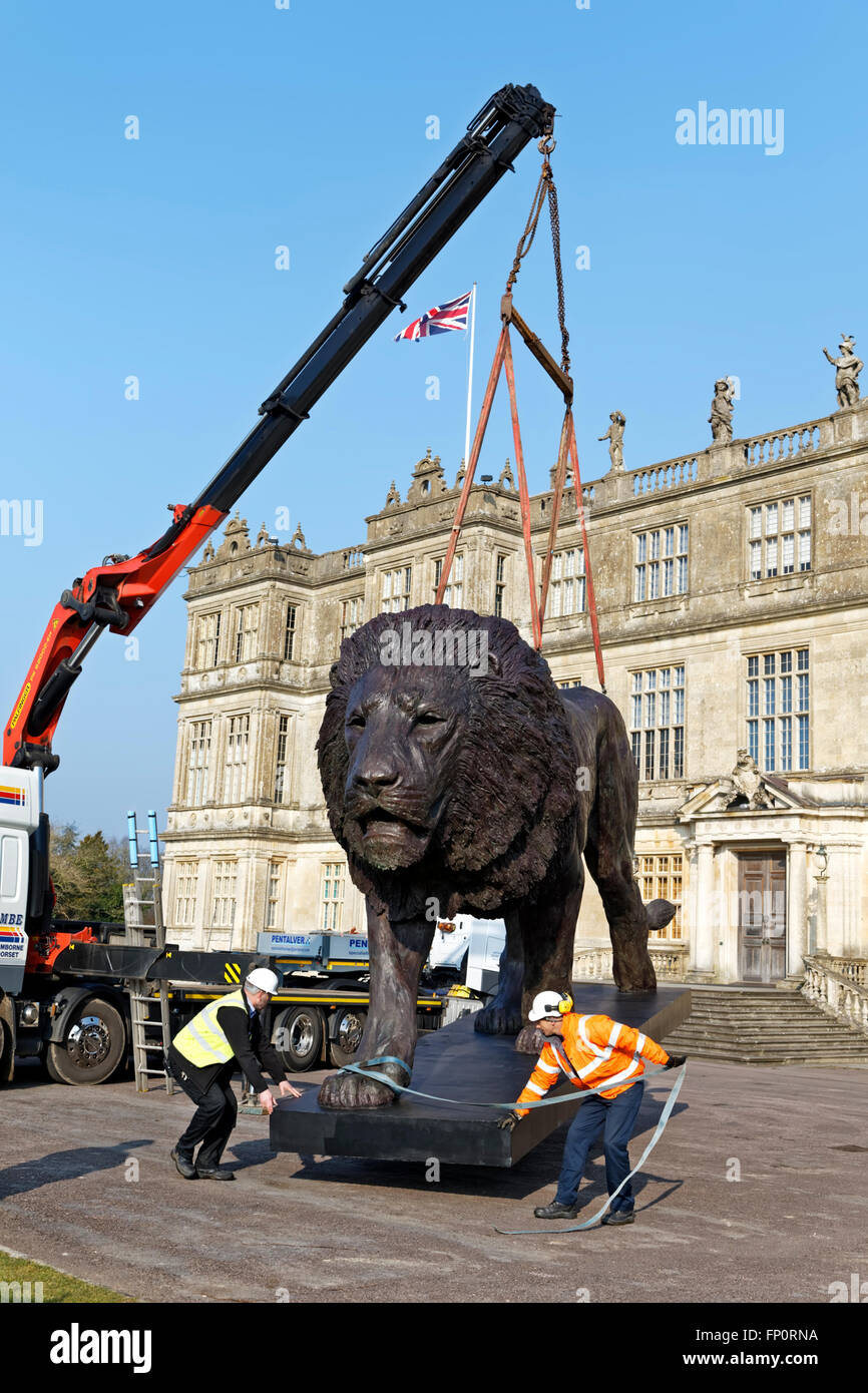 Longleat House, Wiltshire, Regno Unito. Il 17 marzo 2016. Una magnifica scultura di un leone africano scultore basato su Bruce poco che è stato commissionato da Ceawlin Thynn, Visconte Weymouth di Longleat, è stata svelata oggi di fronte a Longleat House nel Wiltshire come parte del cinquantesimo anniversario a Longleat. Il lungo 8m da 4,3 m di altezza la statua è stata scolpita in bronzo in Africa. Credito: Andrew Harker/Alamy Live News Foto Stock