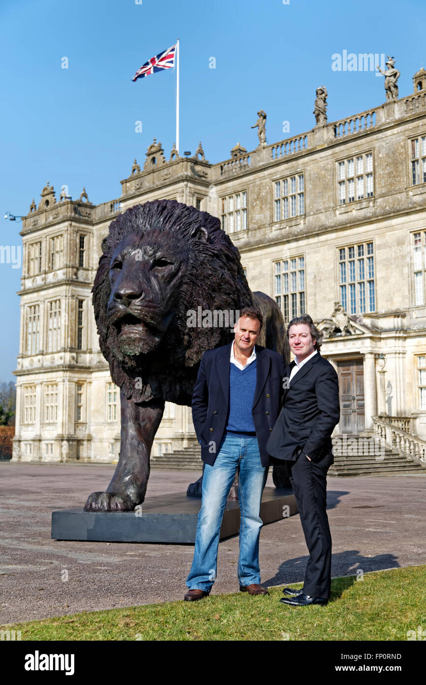 Longleat House, Wiltshire, Regno Unito. Il 17 marzo 2016. Una magnifica scultura di un leone africano scultore basato su Bruce poco che è stato commissionato da Ceawlin Thynn, Visconte Weymouth di Longleat, è stata svelata oggi di fronte a Longleat House nel Wiltshire come parte del cinquantesimo anniversario a Longleat. Il lungo 8m da 4,3 m di altezza la statua è stata scolpita in bronzo in Africa. Credito: Andrew Harker/Alamy Live News Foto Stock