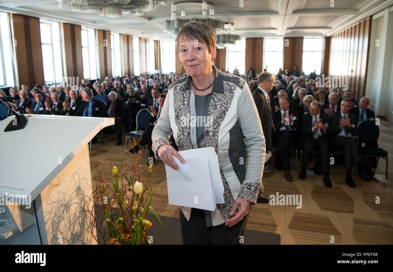 Imprese di costruzione tedesche Ministro Barbara Hendricks (SPD) va a podio in apertura di conferenza del ministero tedesco della costruzione con il titolo 'Zuwanderung und Stadtgesellschaft integrierende - è stata folgt nach der Erstunterbringung?' (lit. migrazione e integrazione di società urbana - che cosa viene dopo la iniziale alloggio?) di Berlino, Germania, 17 marzo 2016. Circa 300 sindaci e personale incaricato da tutta la Germania stanno discutendo di integrazione in relazione alla pianificazione urbanistica con esperti. Foto: BERND VON JUTRCZENKA/DPA Foto Stock