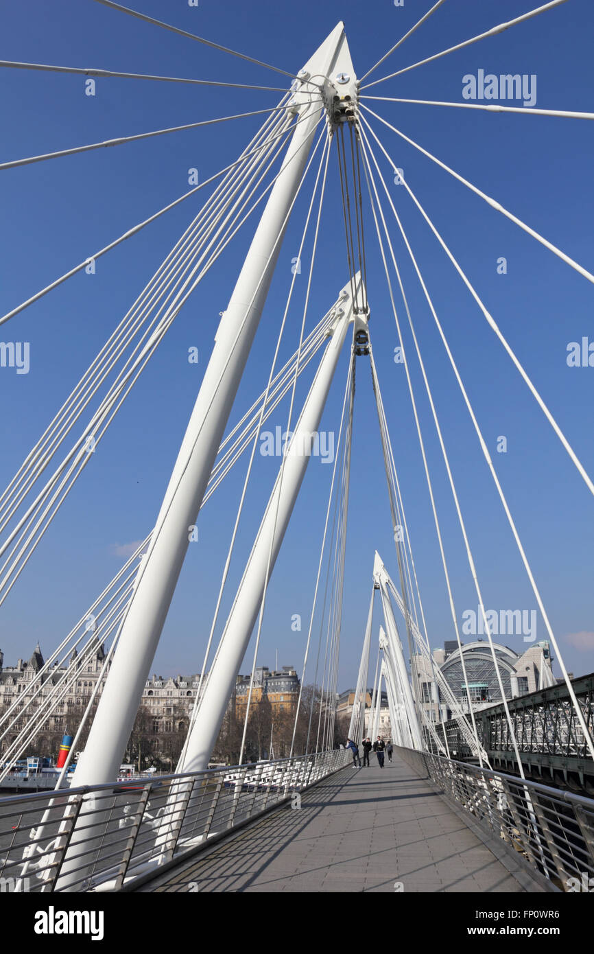 Westminster, Londra, Regno Unito. Il 17 marzo 2016. L'azzurro del cielo sopra il ponte del Giubileo attraversamento pedonale sul Fiume Tamigi. Credito: Julia Gavin UK/Alamy Live News Foto Stock