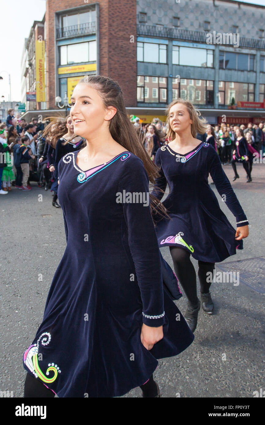 Belfast, Irlanda 17 marzo. Una troupe di ballerini irlandesi eseguite durante il San Patrizio celebrazioni che hanno avuto luogo a Belfast Credit: Bonzo Alamy/Live News Foto Stock