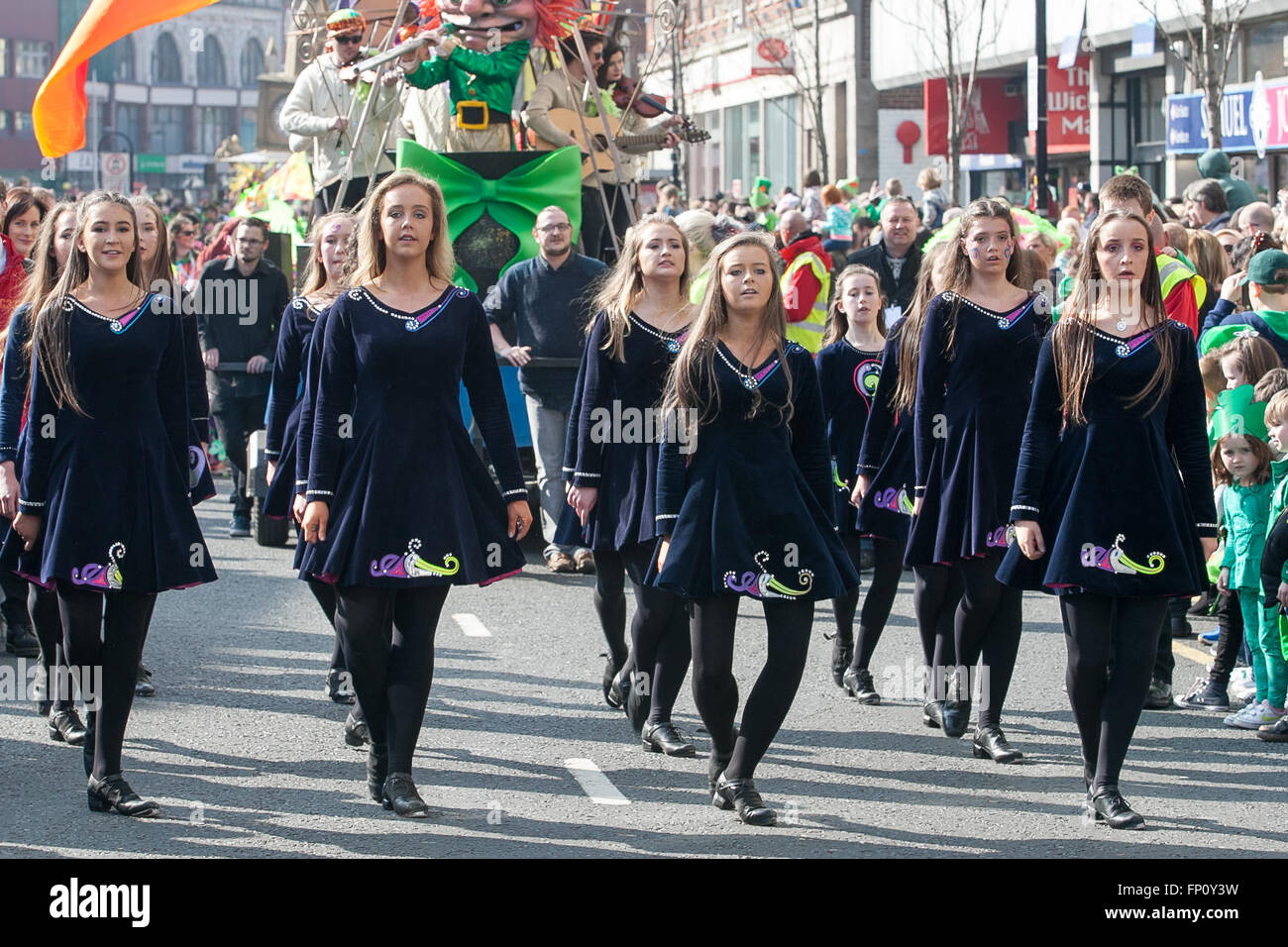 Belfast, Irlanda 17 marzo. Una troupe di ballerini irlandesi eseguite durante il San Patrizio celebrazioni che hanno avuto luogo a Belfast Credit: Bonzo Alamy/Live News Foto Stock