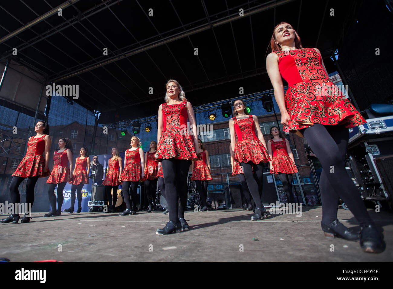 Belfast, Irlanda 17 marzo. Festival ballerini da Innova presso il San Patrizio celebrazioni hanno luogo a Belfast © Bonzo Foto Stock