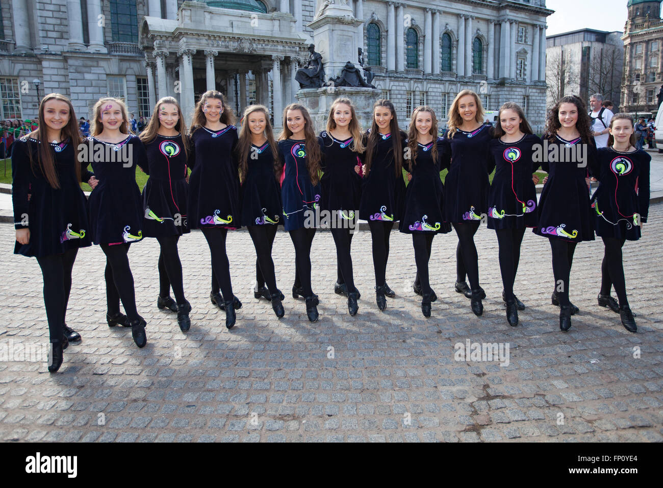 Belfast, Irlanda. Il 17 marzo 2016. 2016 ballerini irlandesi, ballare al di fuori del Belfast City Hall di San Patrizio giorno presso il Saint Patricks celebrazioni del Giorno: Credito Bonzo Alamy/Live News Foto Stock